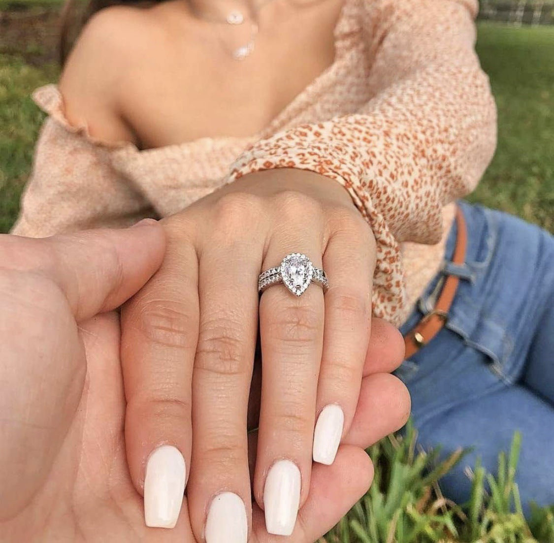 VogueFlo Beautiful Stone Pear-Cut Wedding Ring Set